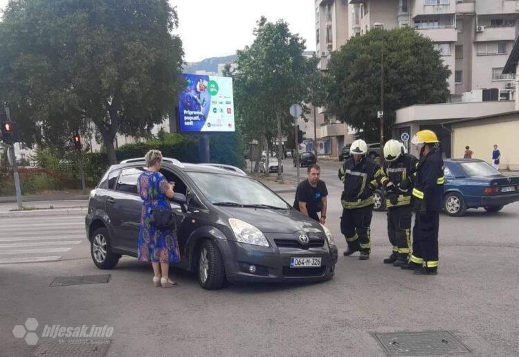 Mostar: Automobil upao u šaht
