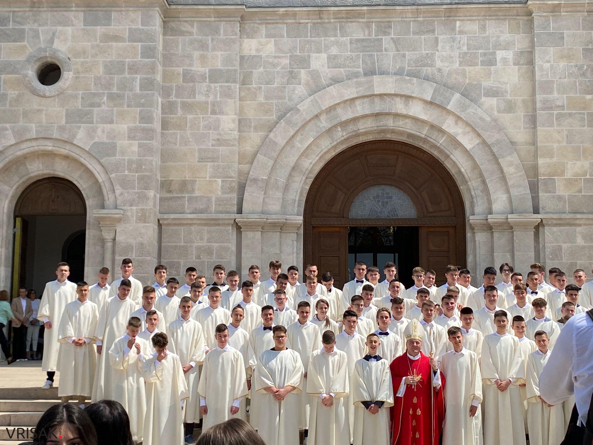 Svečano u Širokom Brijegu: 244 krizmanika primilo darove Duha Svetoga