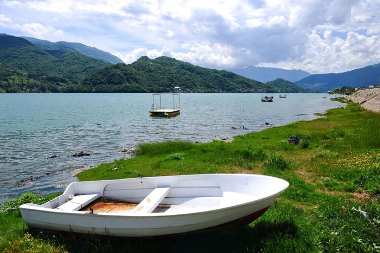 Konjic: Opljačkao kladionicu i bježao čamcem