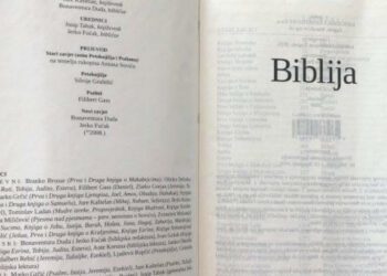 Muškarac nasred ulice zapalio Bibliju i vikao “Allahu Akbar”