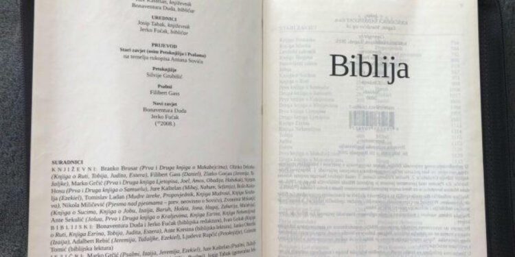 Muškarac nasred ulice zapalio Bibliju i vikao “Allahu Akbar”