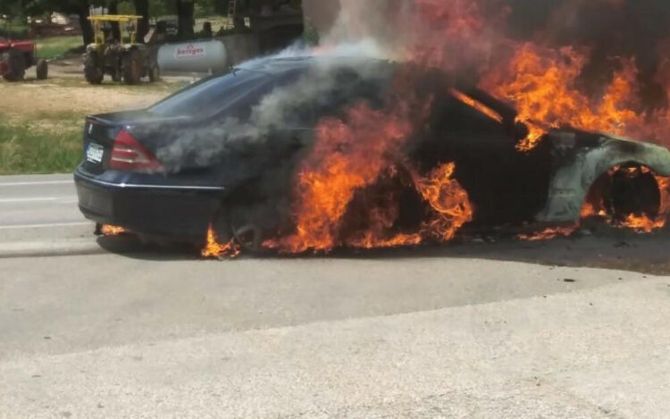Posušje: Zapalio se automobil, vozačica uspjela izaći na vrijeme