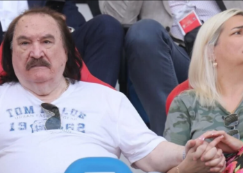 Legendarni pjevač nije ispuštao suprugin dlan tijekom finala Hrvatskog nogometnog kupa