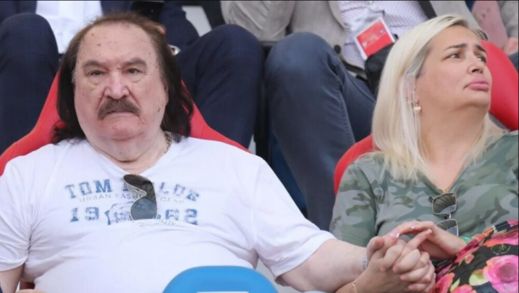 Legendarni pjevač nije ispuštao suprugin dlan tijekom finala Hrvatskog nogometnog kupa