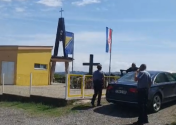 Bošnjački novinar otišao na groblje skinuti zastavu Hrvata u BiH, sve je snimao: “Smotat ću je i odnijeti župniku…”