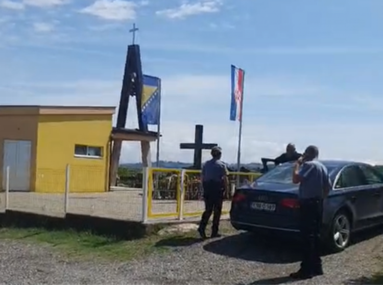 Bošnjački novinar otišao na groblje skinuti zastavu Hrvata u BiH, sve je snimao: “Smotat ću je i odnijeti župniku…”