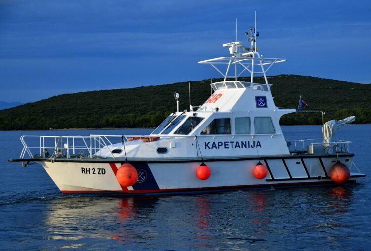 Kod Omišlja spašene tri maloljetne osobe iz gumenjaka