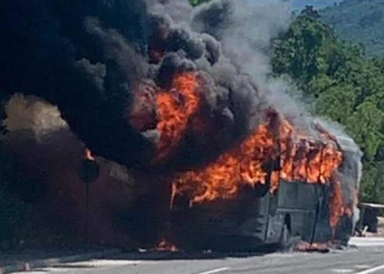 Autobus Miškić busa u potpunosti izgorio između Imotskog i Zagvozda