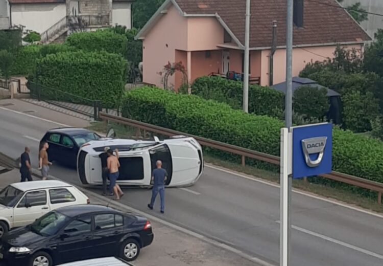 Prometna nesreća na Trnu, na terenu bili hitna pomoć i policija