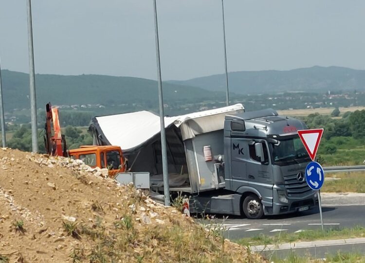 Prometna nezgoda na kružnom toku u Pologu