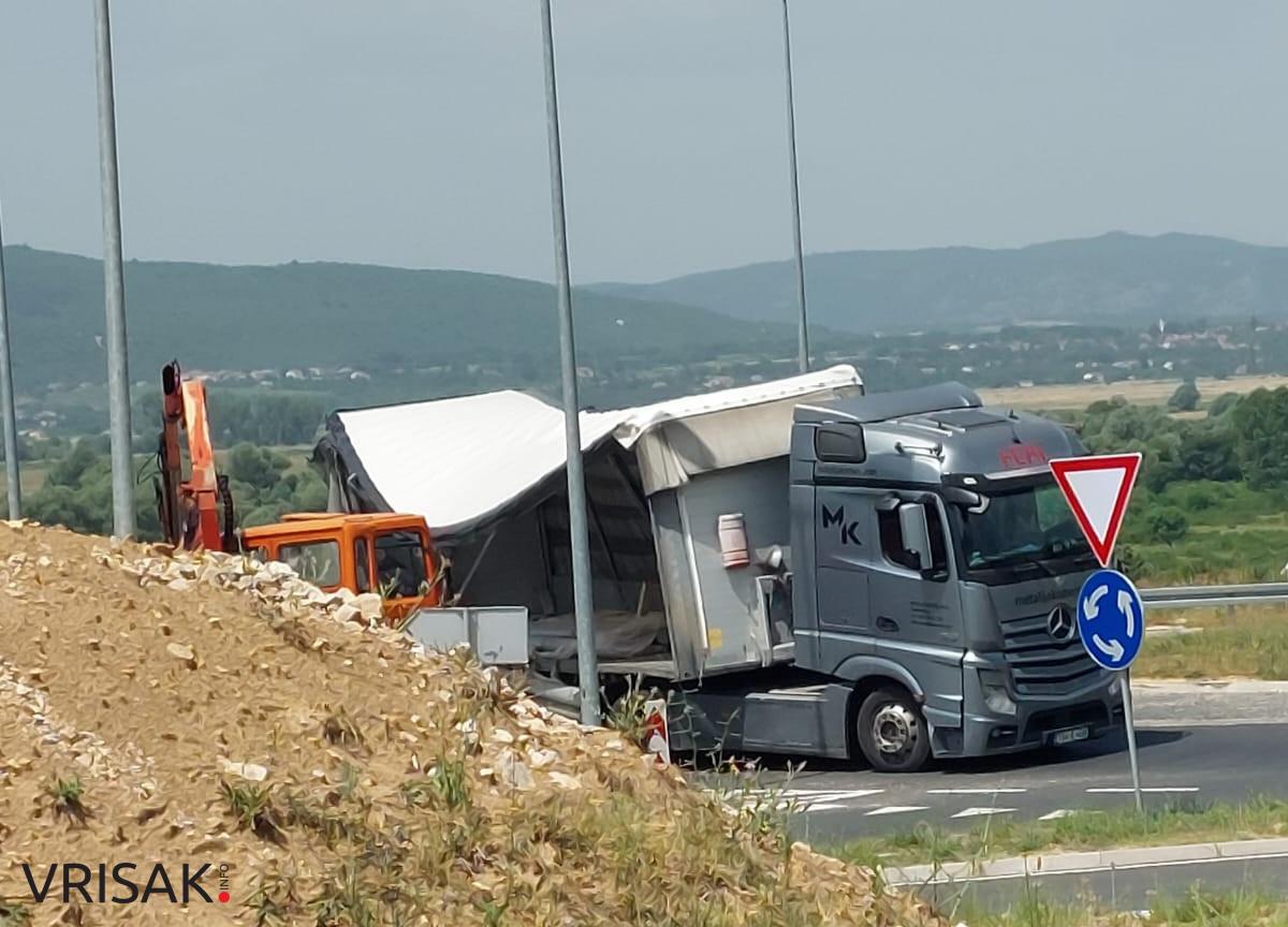 Prometna nezgoda na kružnom toku u Pologu