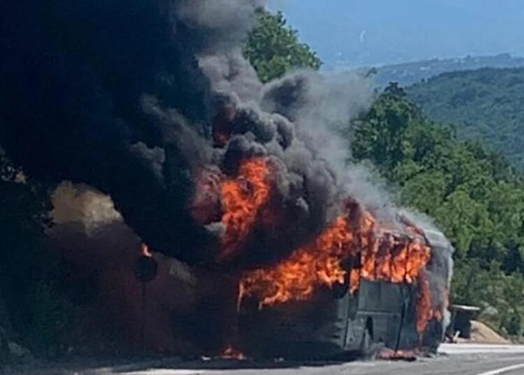 Autobus Miškić busa u potpunosti izgorio između Imotskog i Zagvozda