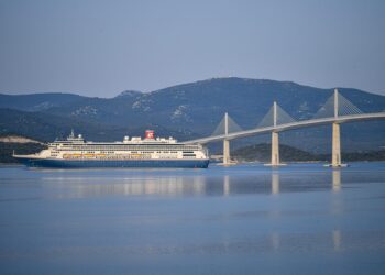Kruzer s tisuću putnika jutros prošao ispod mosta Pelješac, u Neumu nisu oduševljeni