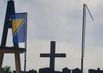 Radikali uspjeli iz drugog pokušaja: Zastava Hrvata u BiH skinuta s katoličkog groblja u Jelahu