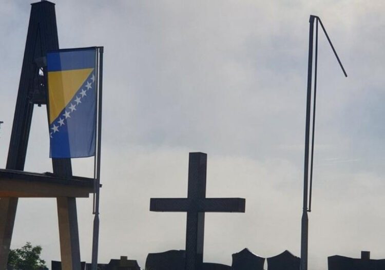 Radikali uspjeli iz drugog pokušaja: Zastava Hrvata u BiH skinuta s katoličkog groblja u Jelahu