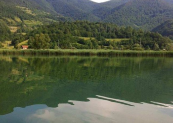 Automobil pronađen u Plivi, policija traga za dvojicom 19-godišnjaka