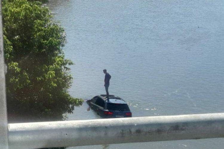 Vozilom sletio u Bosnu i na krovu čekao pomoć