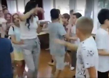 Novi Sad: Djeca plesala uz pjesmu o ratnim zločinima i živim lomačama