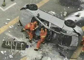 Automobil pao s trećeg kata zgrade, dvojica test vozača poginula na mjestu