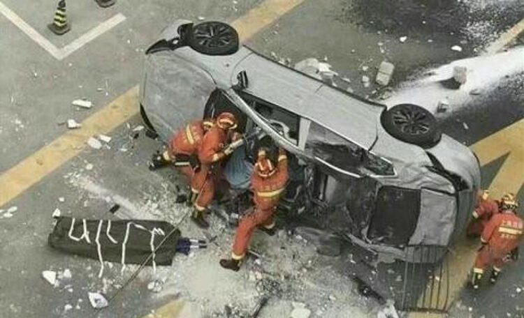 Automobil pao s trećeg kata zgrade, dvojica test vozača poginula na mjestu