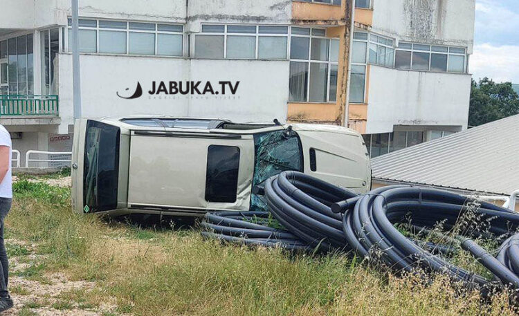 Široki Brijeg: Jedna osoba ozlijeđena u prevrtanju automobila