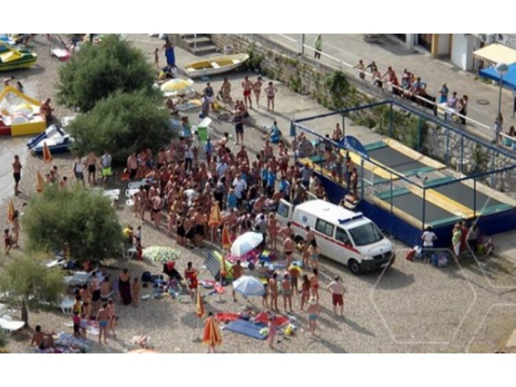 Preminula žena na plaži u Neumu