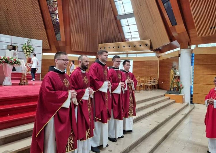 Hercegovina od danas bogatija za pet novih svećenika