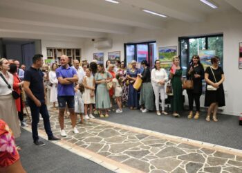 Održana izložba slika pod nazivom “Umjetost uz kavu” i promocija knjige poezije “Nevjerstvo svjetionika”