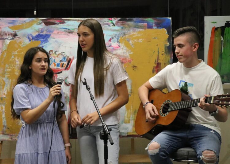 Održana izložba slika pod nazivom “Umjetost uz kavu” i promocija knjige poezije “Nevjerstvo svjetionika”