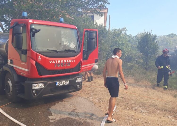 Veliki požar u Čulama, vatrena stihija došla do kuća