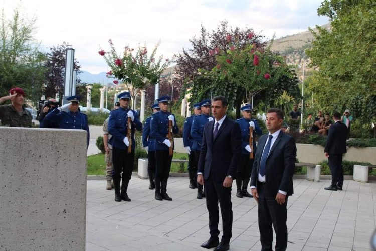 Sanchez u Mostaru odao počast poginulim španjolskim vojnicima, Kordić mu uručio ključeve grada