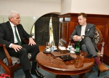 Dok hrvatski automehaničar u Bundestagu Josip Juratović napada Čovića, njegov “lijevi” kolega Ahmetović prima čestitke Šefika Džaferovića