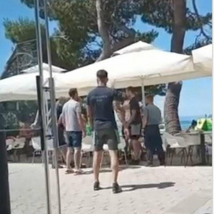 Sukob na makarskoj plaži s prodavačima kukuruza, letjele čaše, ali i šake