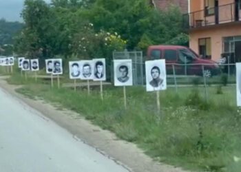 Srebrenica: Fotografije ubijenih Srba postavljene pored puta koji vodi do Potočara