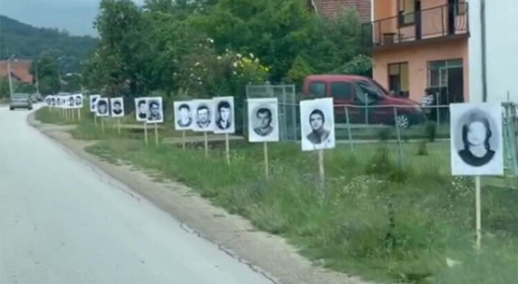Srebrenica: Fotografije ubijenih Srba postavljene pored puta koji vodi do Potočara