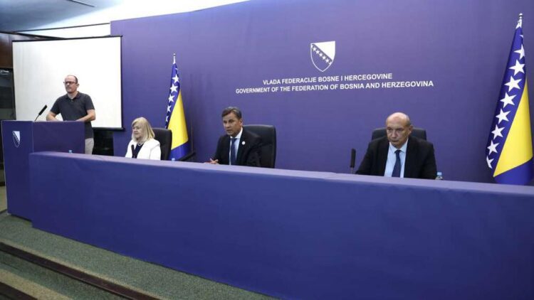 Vlada FBiH: Svim umirovljenicima dodatak uz mirovinu za 7. mjesec, osigurat će se i paketi pomoći