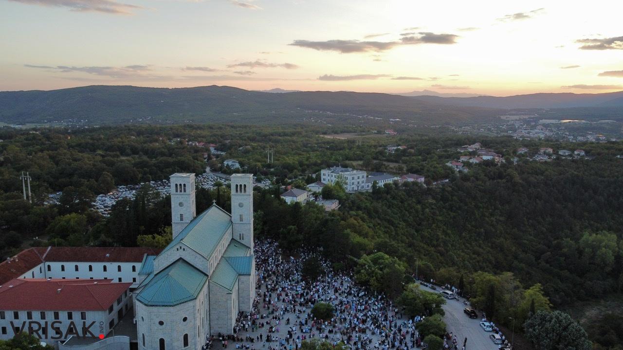 Široki Brijeg: Tisuće vjernika na Uočnici Velikoj Gospi