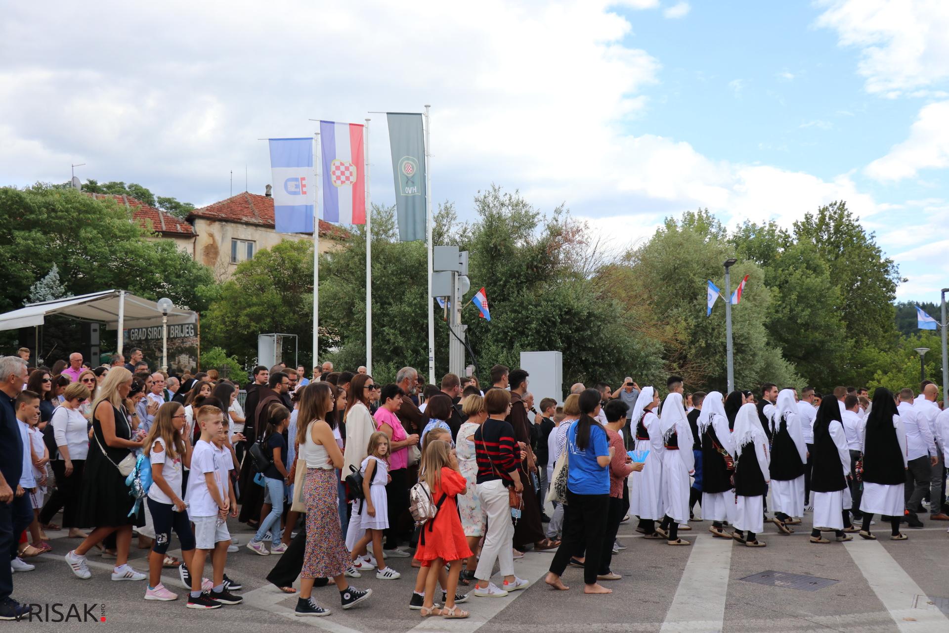 Procesija ulicama Širokog Brijega uoči blagdana Velike Gospe