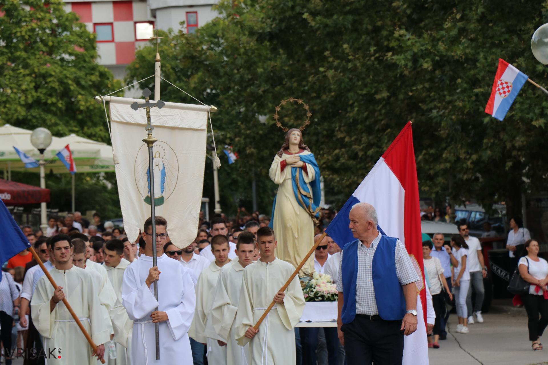 Procesija ulicama Širokog Brijega uoči blagdana Velike Gospe