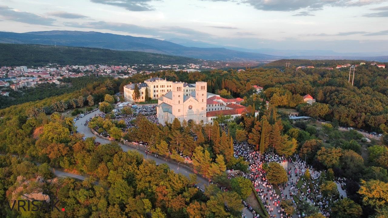 Široki Brijeg: Tisuće vjernika na Uočnici Velikoj Gospi