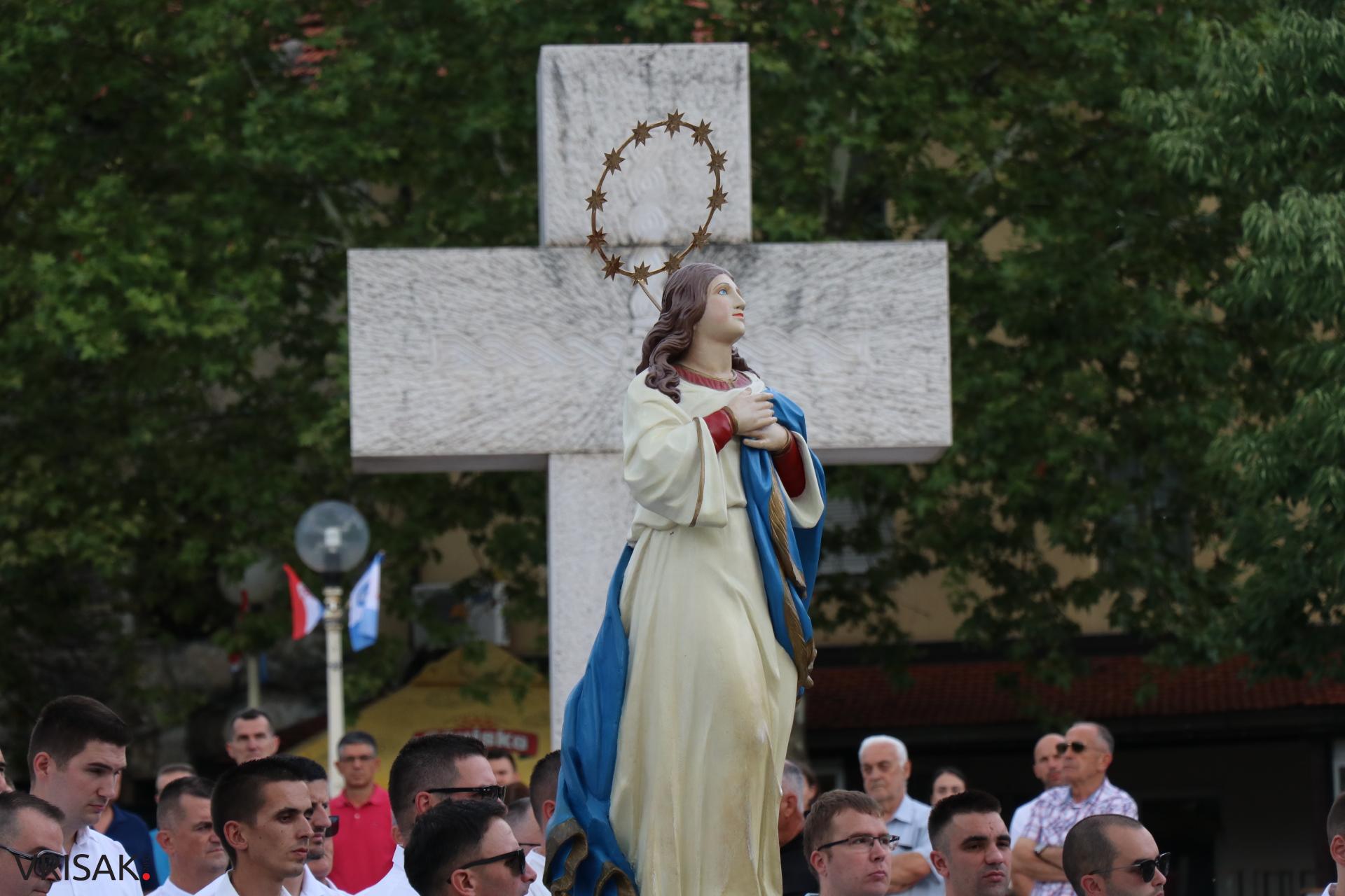 Procesija ulicama Širokog Brijega uoči blagdana Velike Gospe