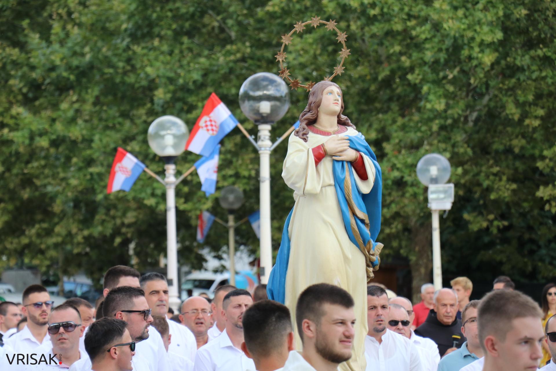 Procesija ulicama Širokog Brijega uoči blagdana Velike Gospe