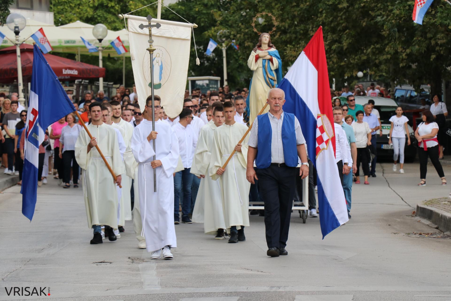 Procesija ulicama Širokog Brijega uoči blagdana Velike Gospe