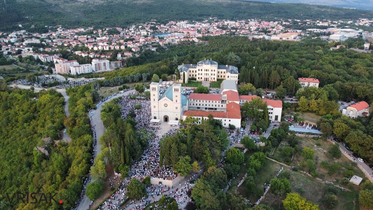 Široki Brijeg: Tisuće vjernika na Uočnici Velikoj Gospi
