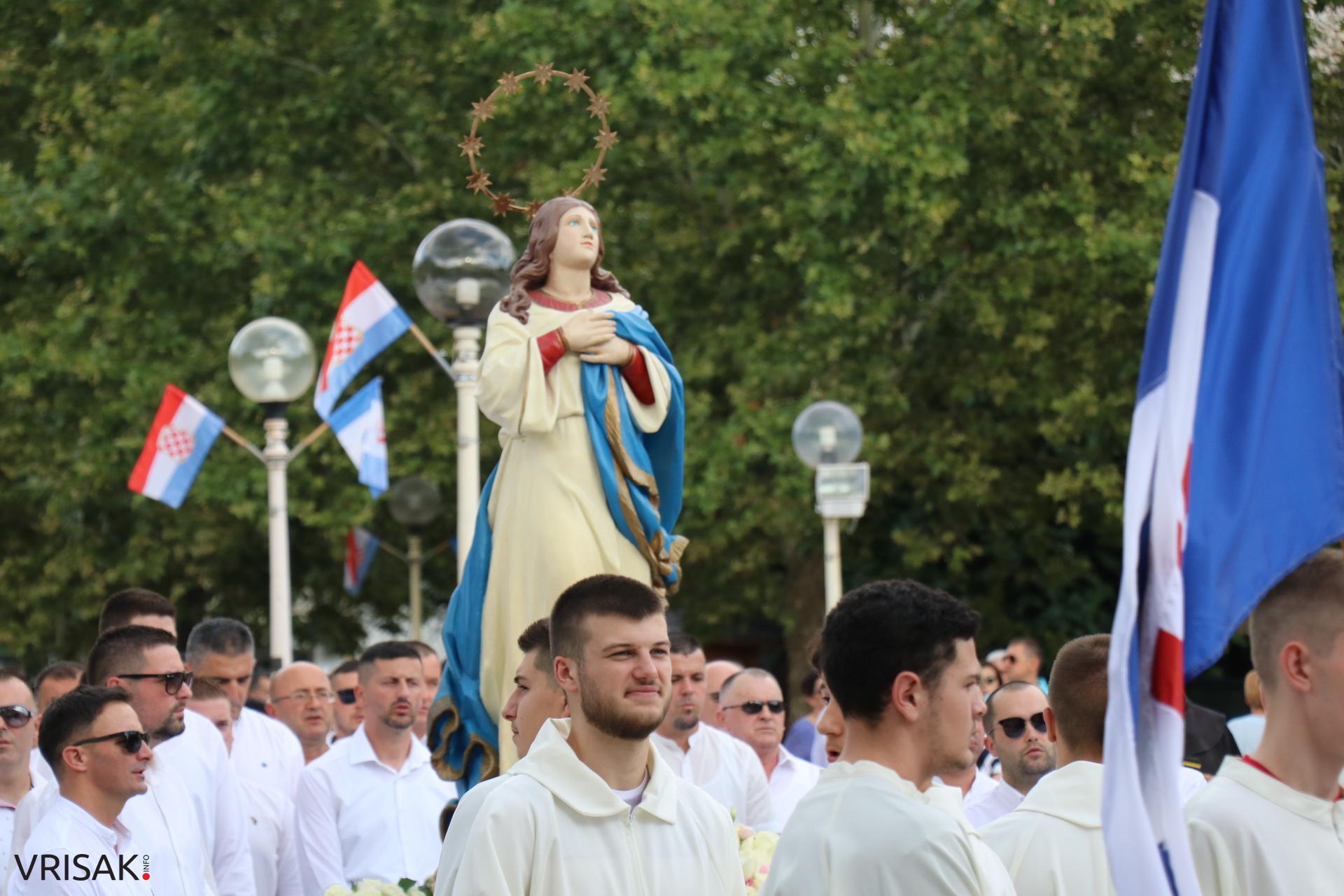 Procesija ulicama Širokog Brijega uoči blagdana Velike Gospe