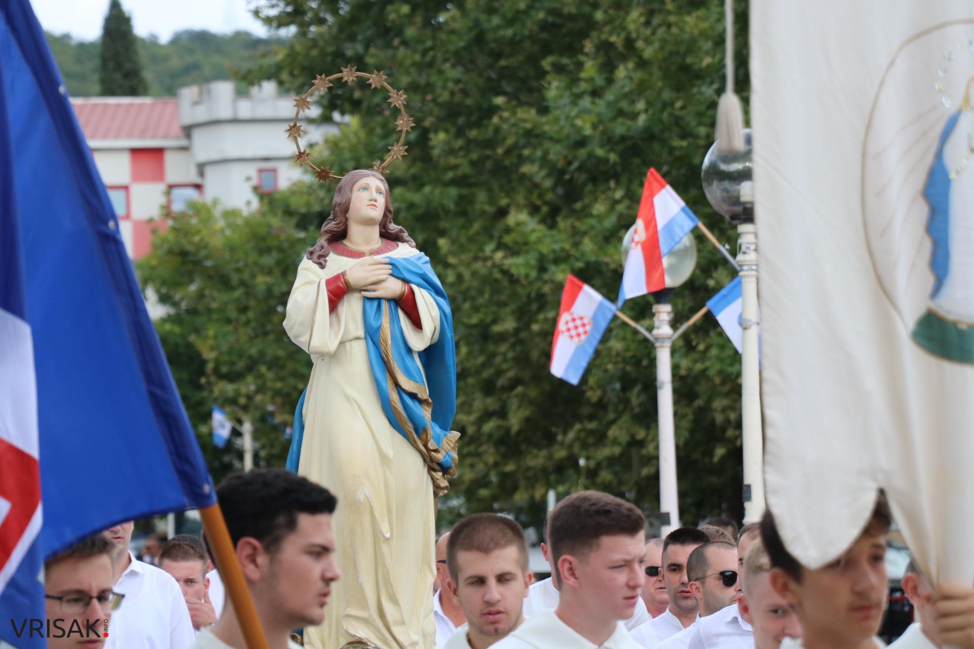 Procesija ulicama Širokog Brijega uoči blagdana Velike Gospe
