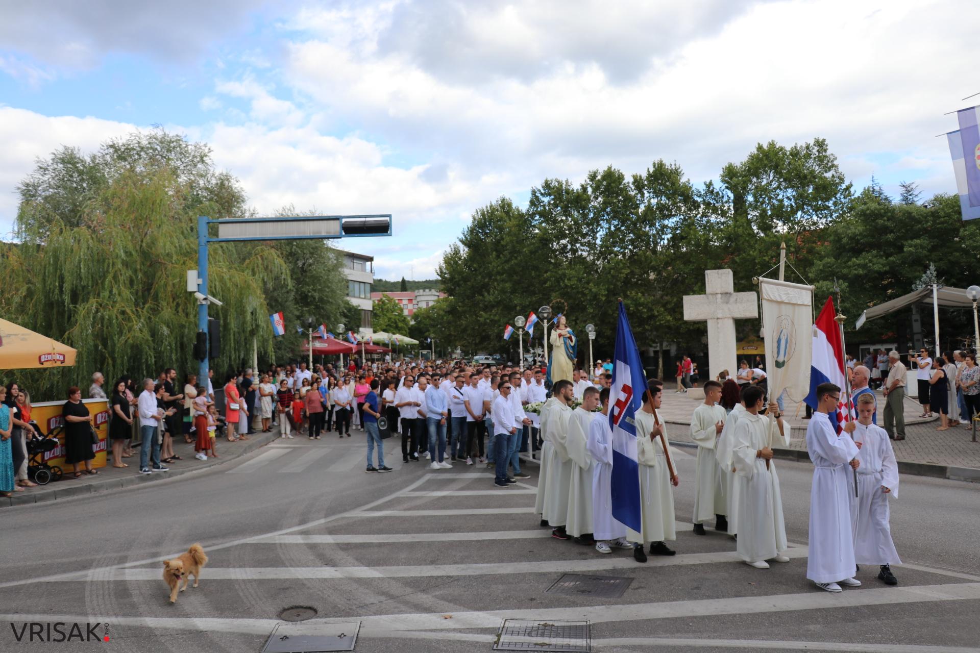 Procesija ulicama Širokog Brijega uoči blagdana Velike Gospe