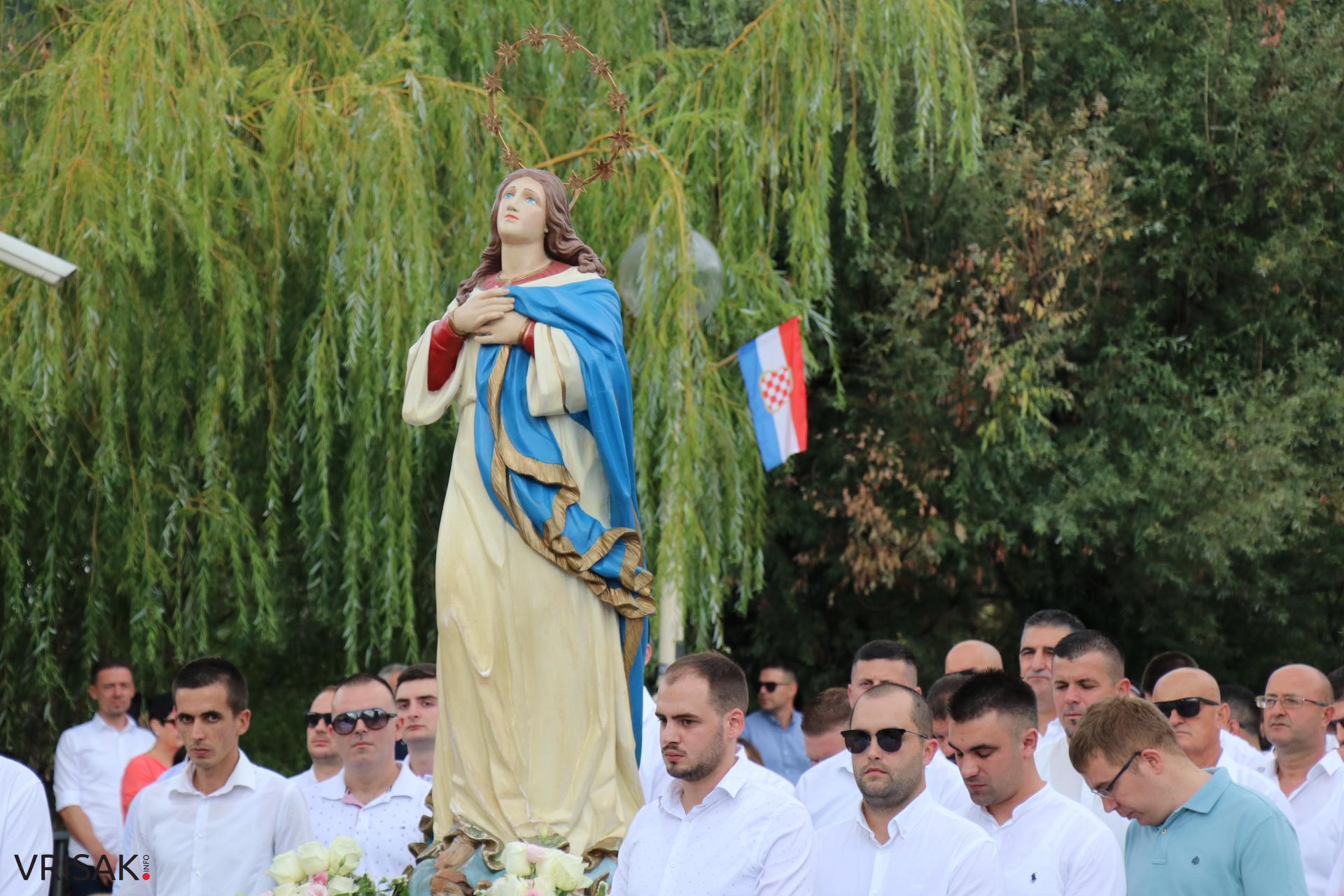 Procesija ulicama Širokog Brijega uoči blagdana Velike Gospe