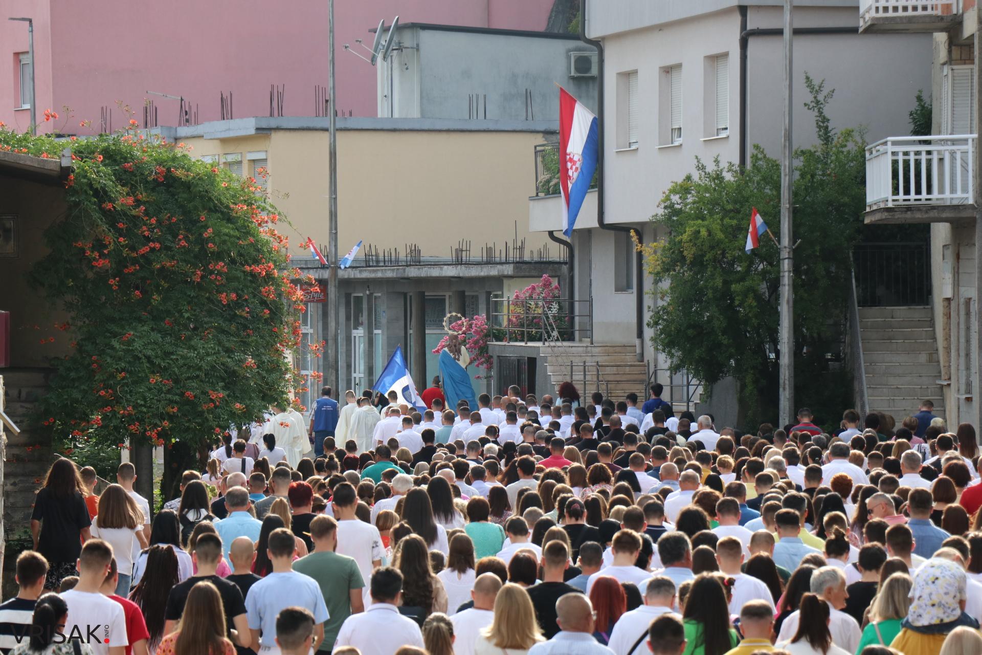 Procesija ulicama Širokog Brijega uoči blagdana Velike Gospe