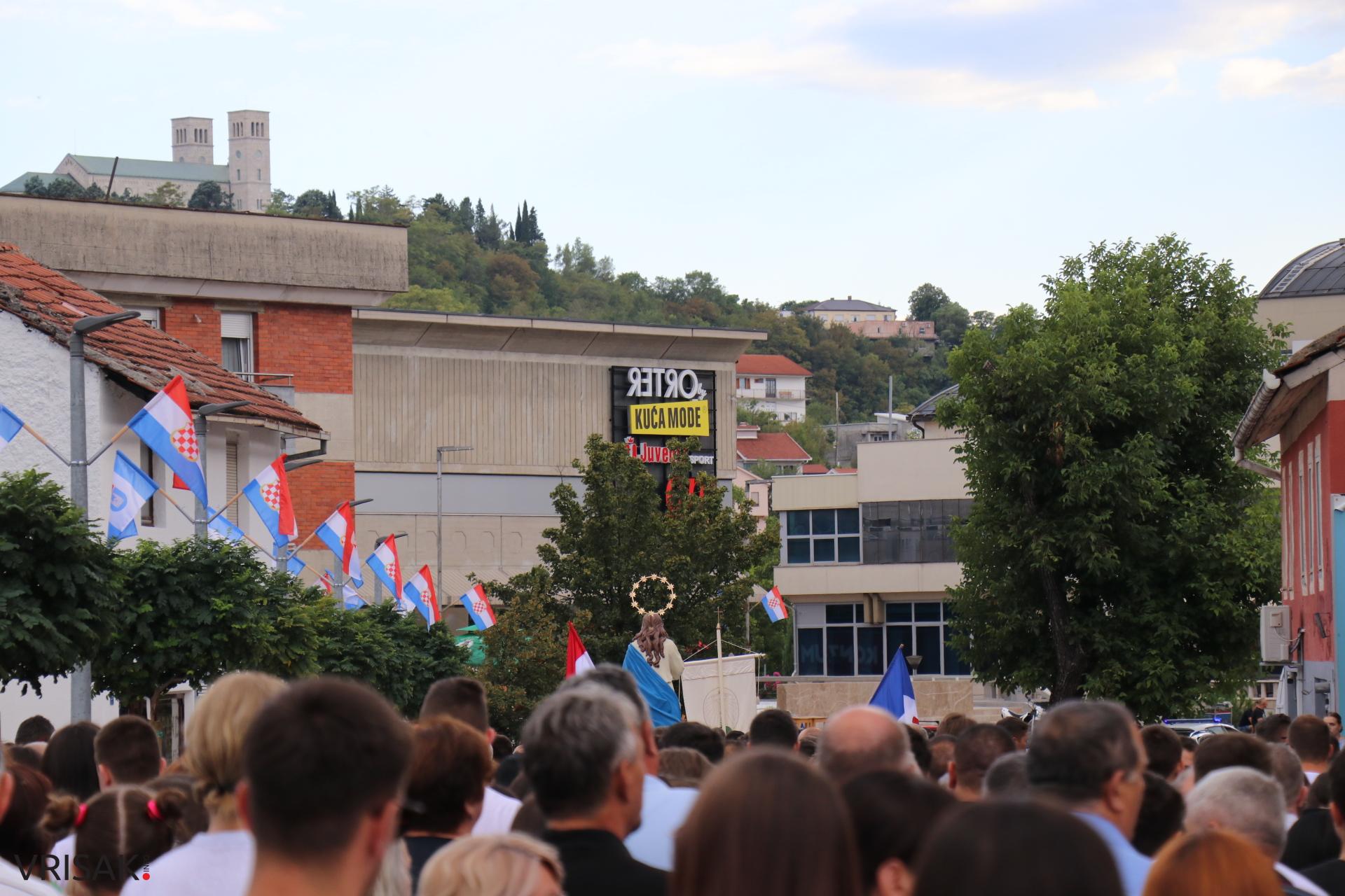 Procesija ulicama Širokog Brijega uoči blagdana Velike Gospe